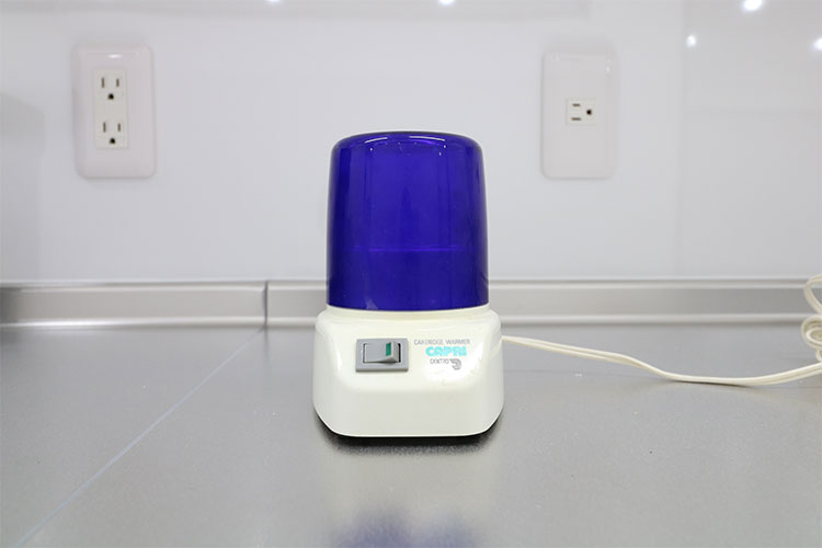 麻酔液を体温に近い温度に温める機器の写真